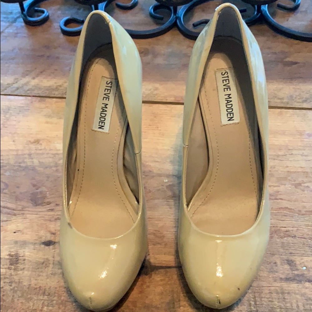 Steve Madden tan patent leather heels